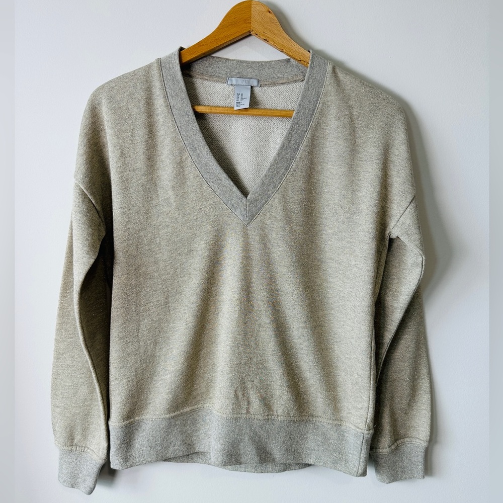 🔥 FREE w PURCHASE 🔥 H&M Gray & Gold Metallic V-Neck Sweatshirt Size XS